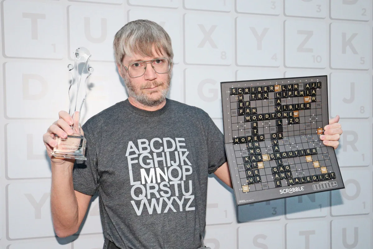 Nigel Richards holding up his trophy for winning the English World Scrabble Championships in 2018