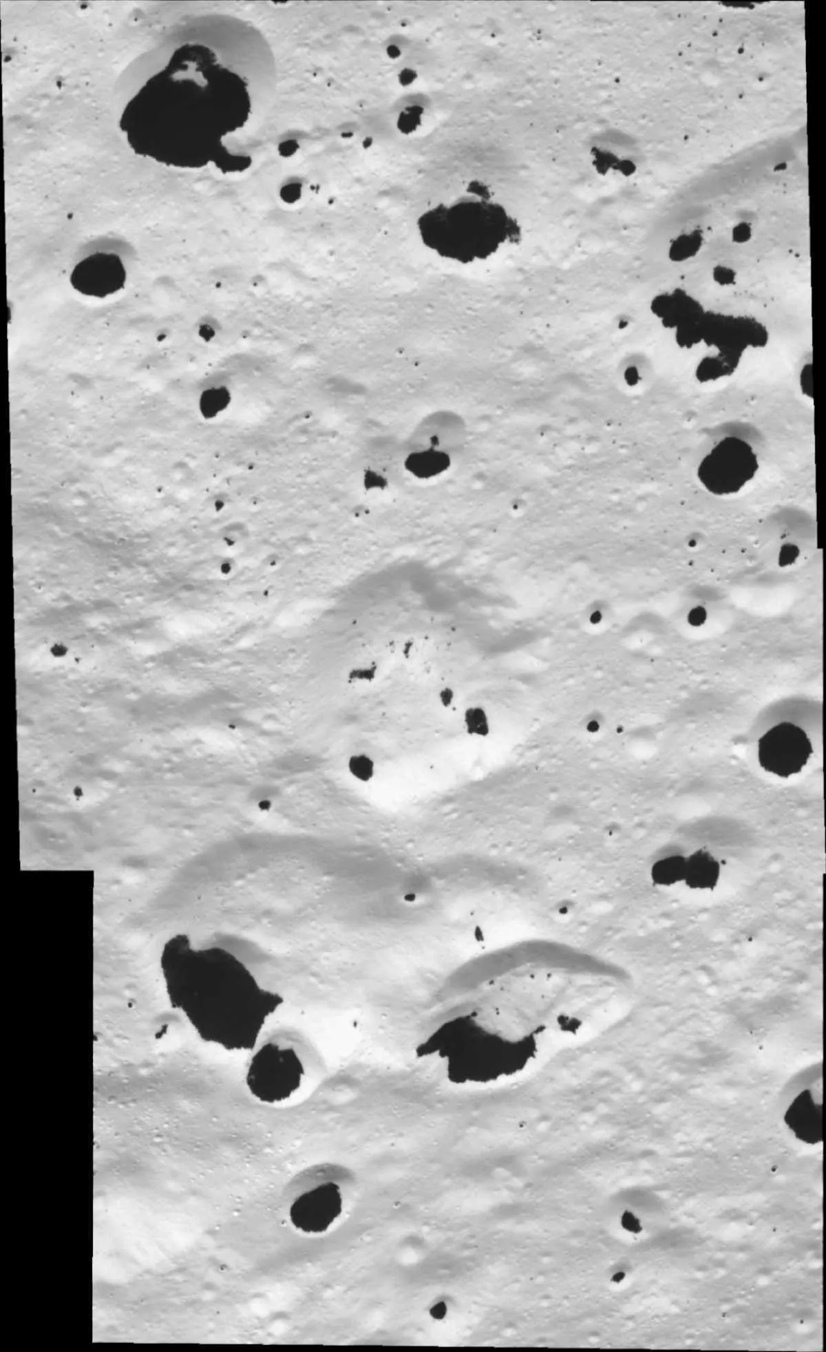 Saturn moon Iapetus © NASA